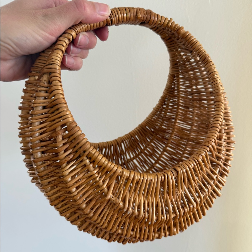 Vintage 1960s Child’s Circular Wicker Straw Gondola Bag